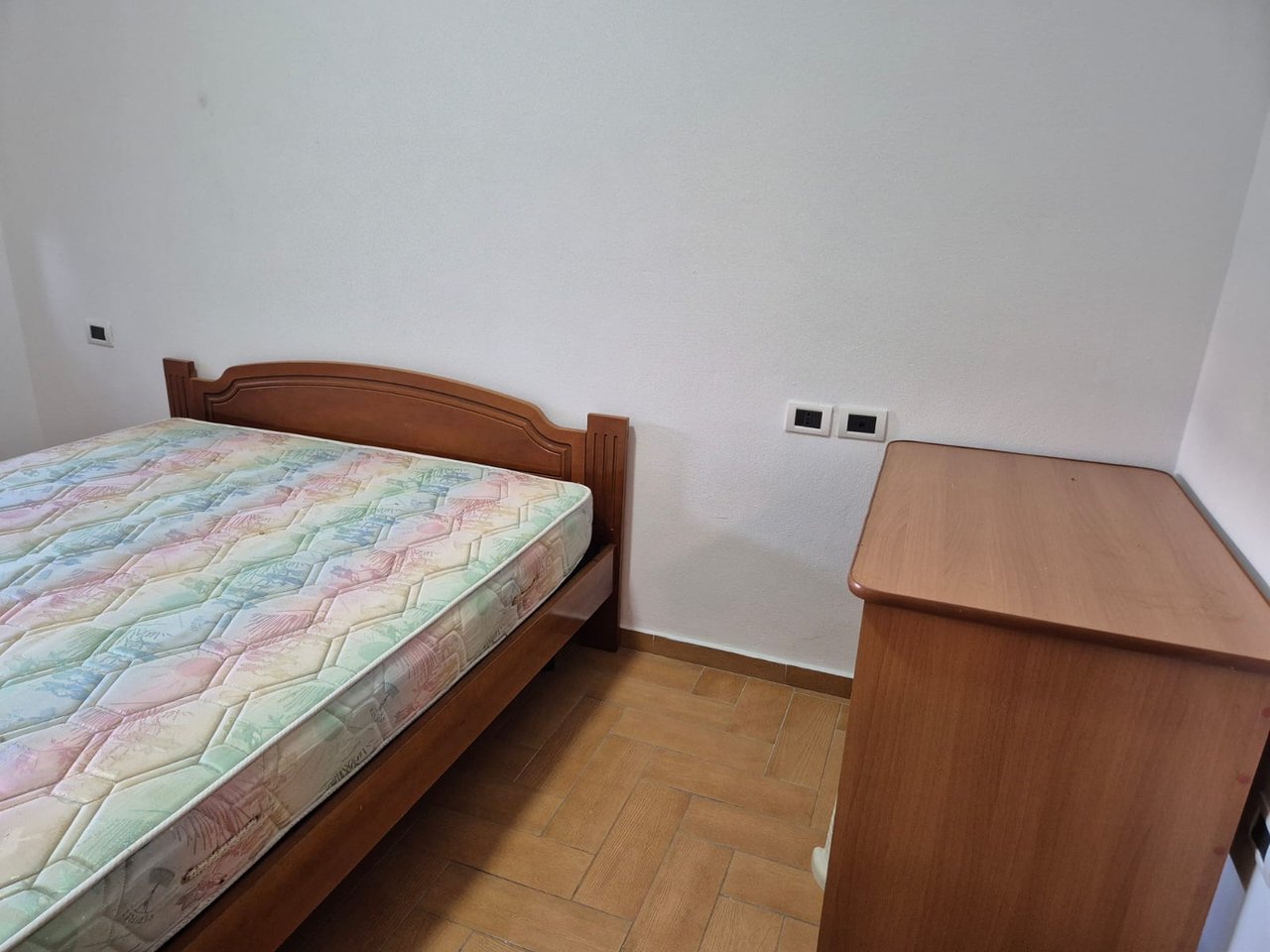 Apartament 2+1 Me Qira në Rruga e Kavajës,perball shkolles Kongresi Manastirit rruga Him Kolli  Tiranë - 700 MIJE LEKE  | 90 m²