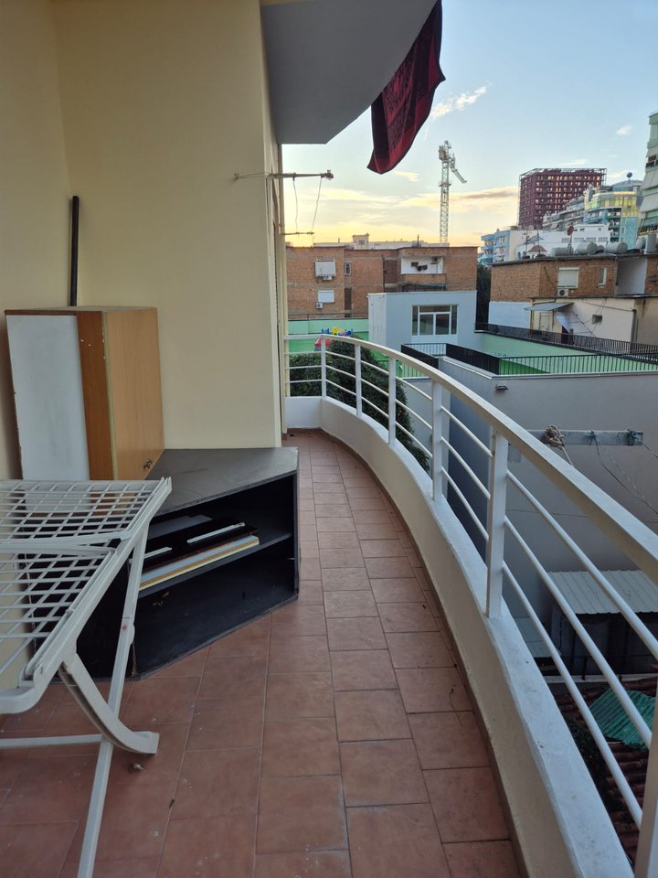 Apartament 2+1 Me Qira në Rruga e Kavajës,perball shkolles Kongresi Manastirit rruga Him Kolli  Tiranë - 700 MIJE LEKE  | 90 m²