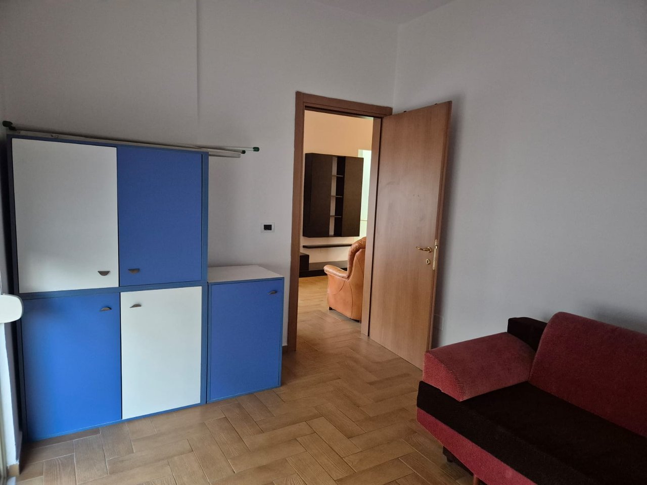 Apartament 2+1 Me Qira në Rruga e Kavajës,perball shkolles Kongresi Manastirit rruga Him Kolli  Tiranë - 700 MIJE LEKE  | 90 m²