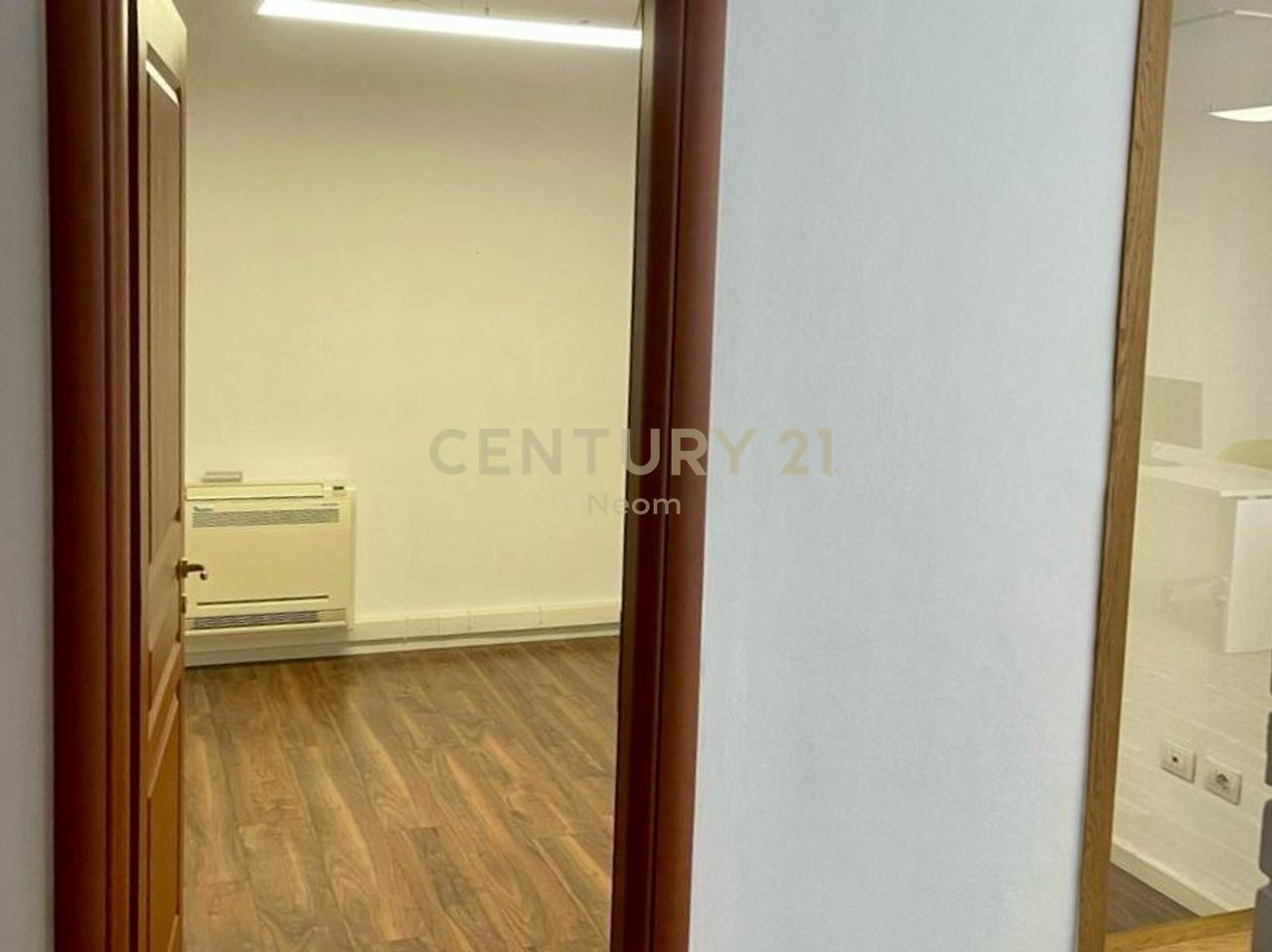 QIRA, ZYRË - 125 m2 me POST PARKIMI, LICEU ARTISTIK‼️