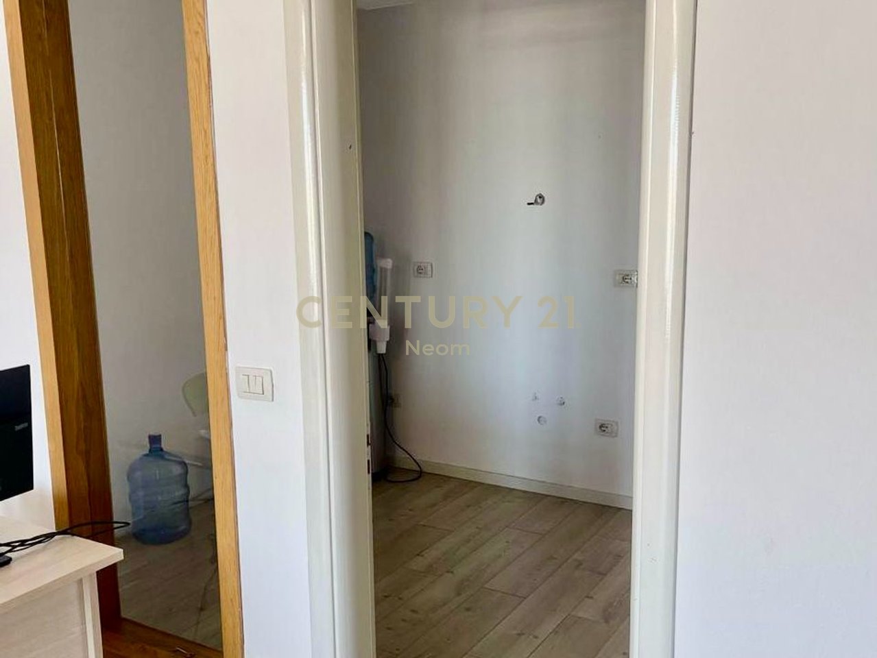 QIRA, ZYRË - 125 m2 me POST PARKIMI, LICEU ARTISTIK‼️