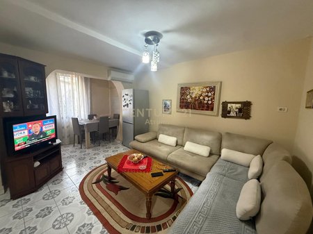 JEPET ME QIRA APARTAMENT 2+1 PRANE SHKOLLES "NIKET DARDANI"