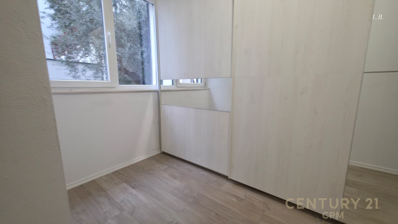 Jepet me Qira Apartament Modern 2+1+2  me një kopësht privat tek Liqeni Thatë