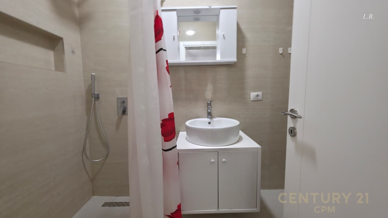 Jepet me Qira Apartament Modern 2+1+2  me një kopësht privat tek Liqeni Thatë