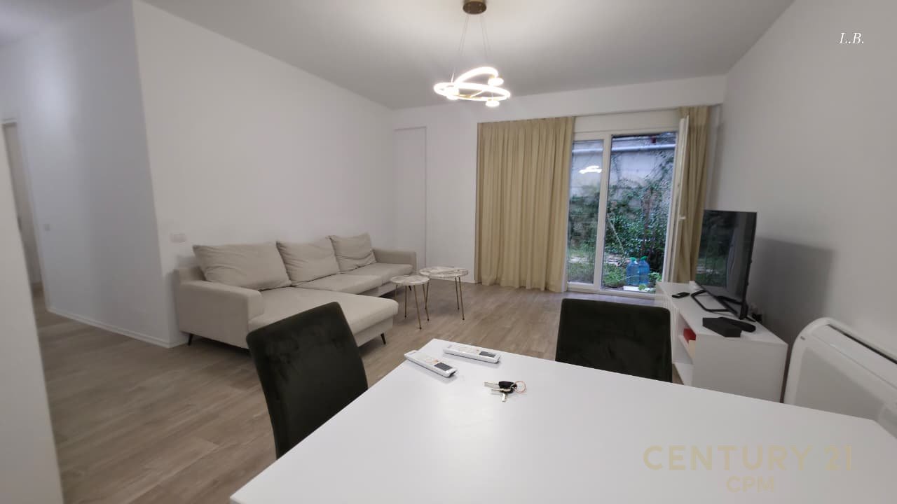 Jepet me Qira Apartament Modern 2+1+2  me një kopësht privat tek Liqeni Thatë