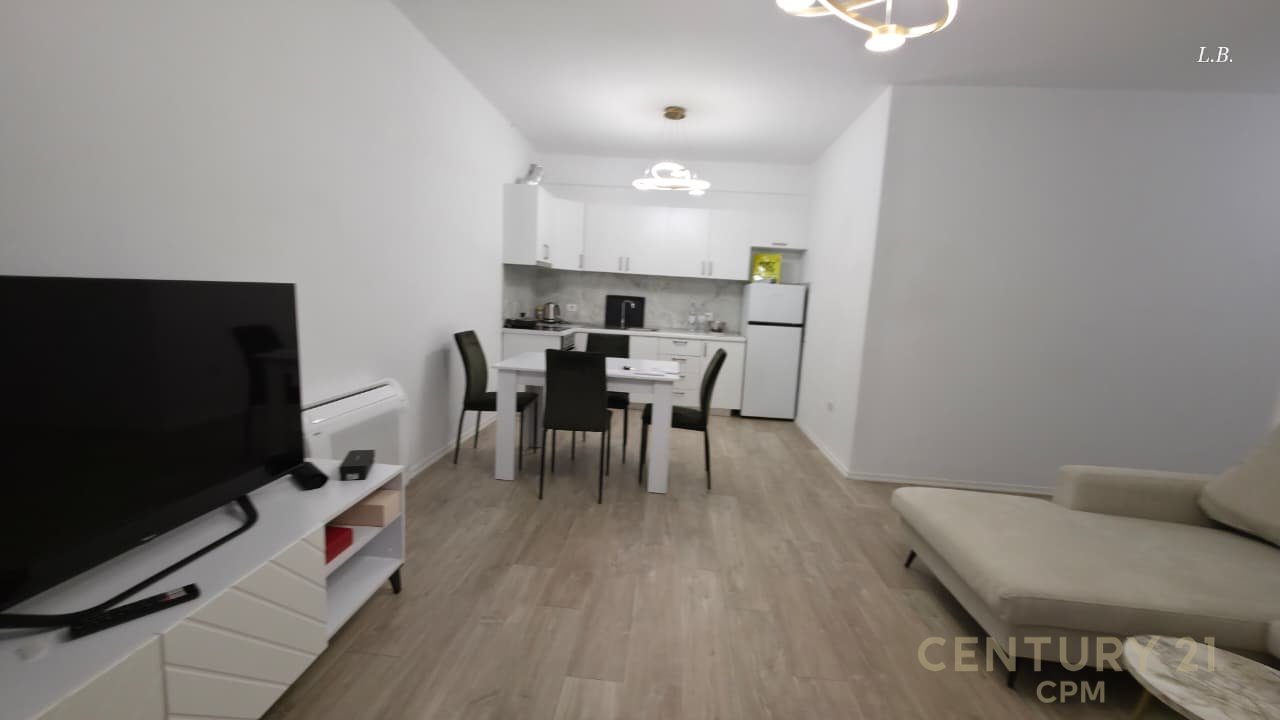 Jepet me Qira Apartament Modern 2+1+2  me një kopësht privat tek Liqeni Thatë