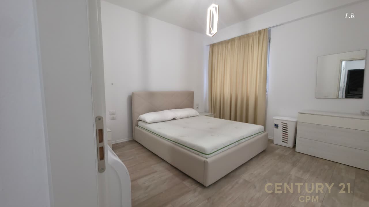 Jepet me Qira Apartament Modern 2+1+2  me një kopësht privat tek Liqeni Thatë