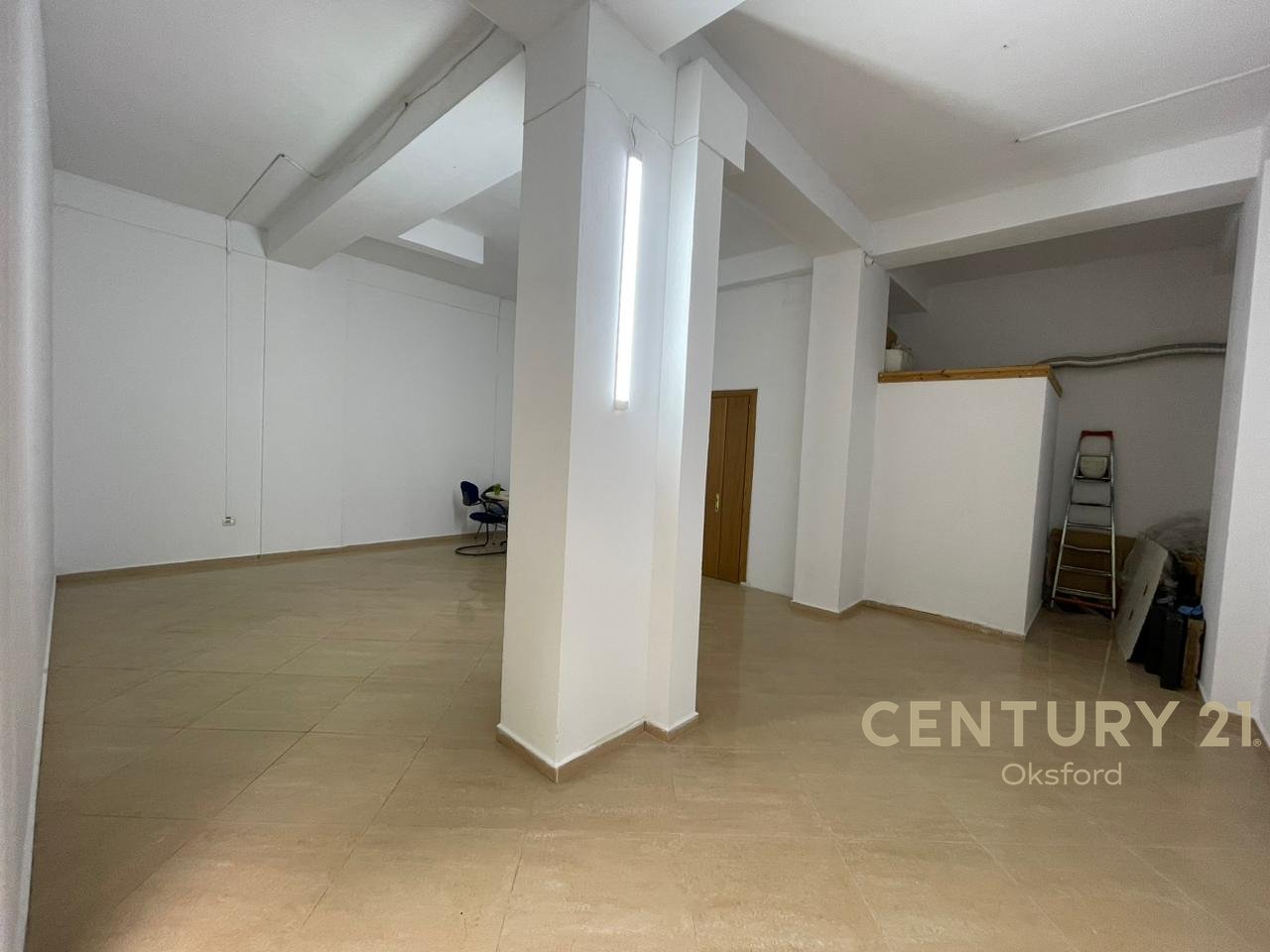 AMBIENT KOMERCIAL PER SHITJE NE ZONEN E PAZARIT TE RI