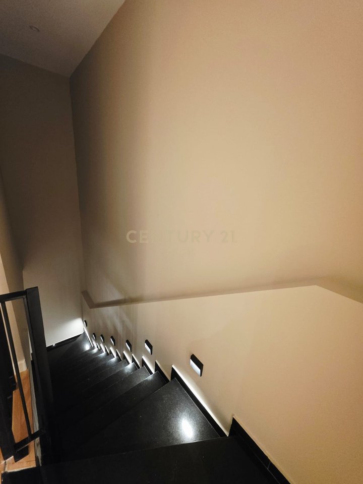 VILLA IN VENDITA CON CORTILE ANNESSO (CON CORTILE) A KODRA E DIELLIT 1