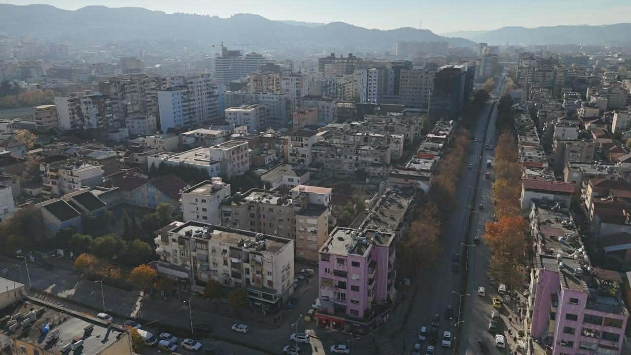 21 DHJETORI, SHESIM AMBIENT KOMERCIAL KATI 0!