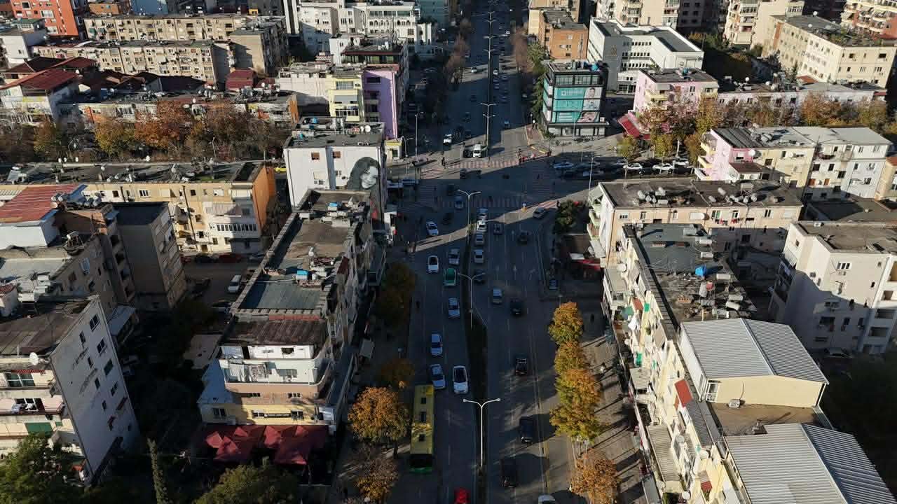 21 DHJETORI, SHESIM AMBIENT KOMERCIAL KATI 0!