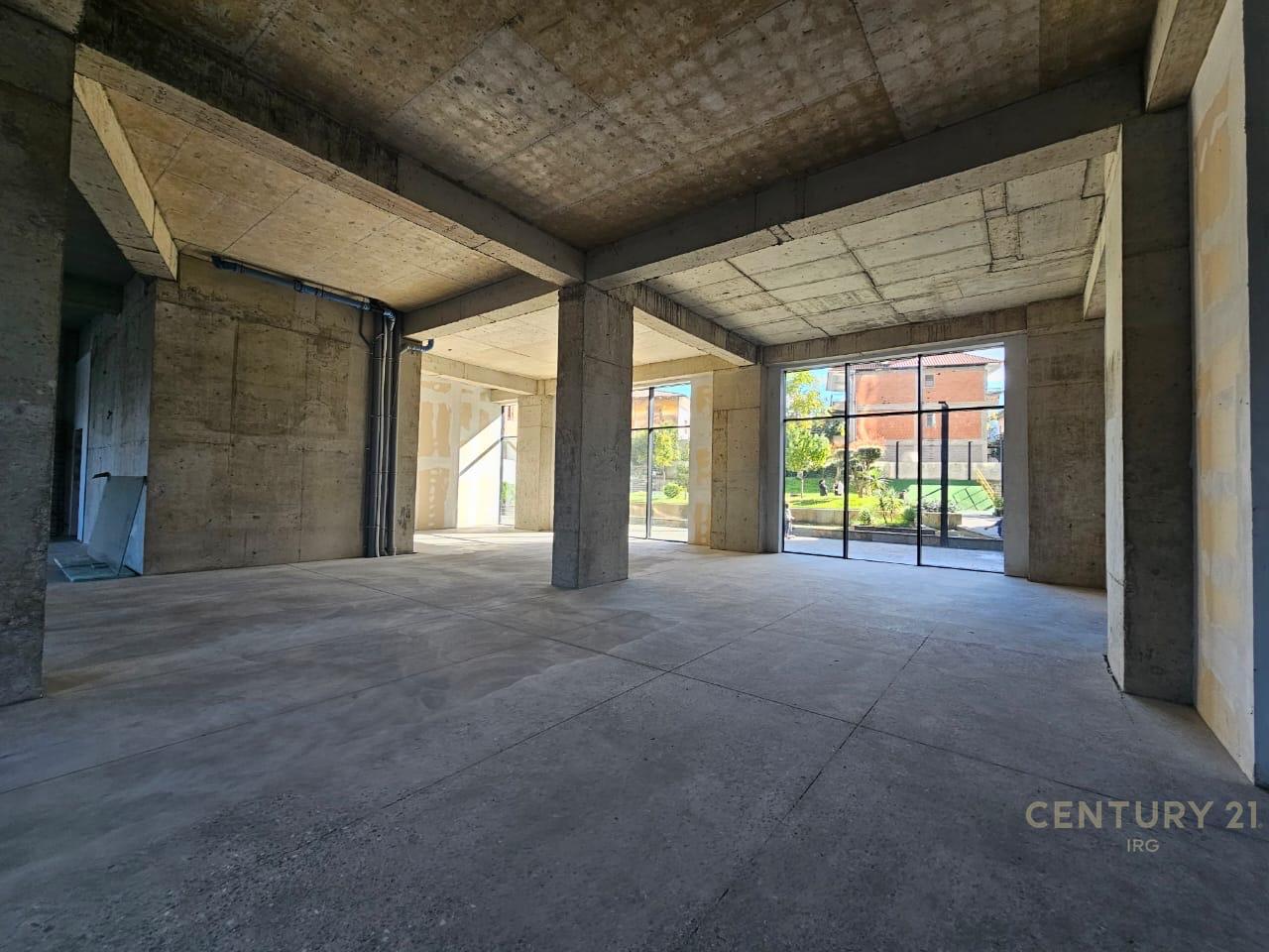 Godinë 10-Katëshe për Qira në Rrugën e Kavajës – 4 500 m² Ndërtim