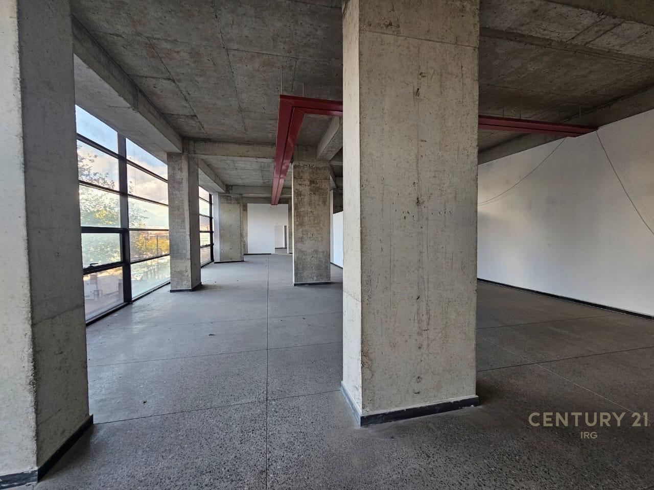 Godinë 10-Katëshe për Qira në Rrugën e Kavajës – 4 500 m² Ndërtim