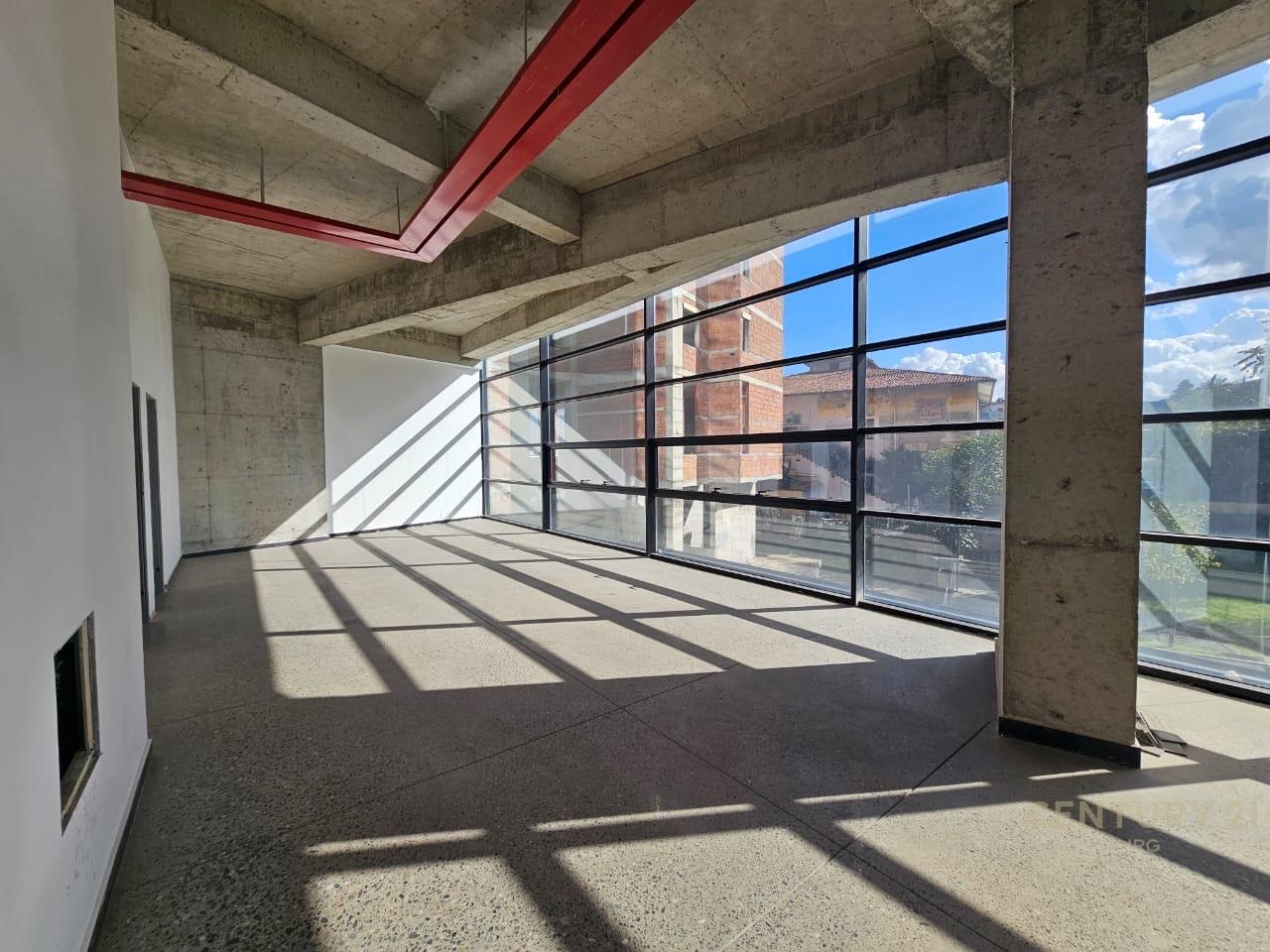 Godinë 10-Katëshe për Qira në Rrugën e Kavajës – 4 500 m² Ndërtim