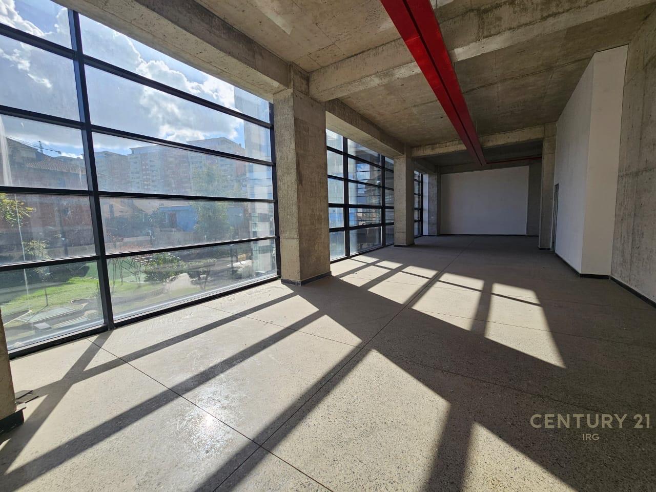 Godinë 10-Katëshe në Rrugën e Kavajës – 4 500 m² Ndërtim