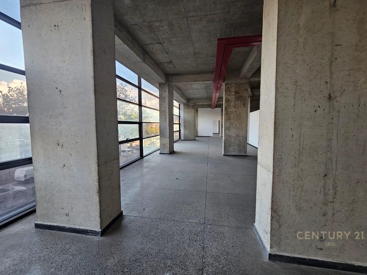 Godinë 10-Katëshe në Rrugën e Kavajës – 4 500 m² Ndërtim