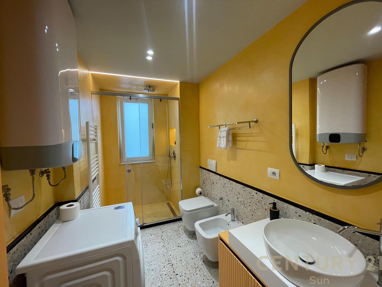 APPARTAMENTO 2+1 IN AFFITTO SUL LUNGOMARE, VLORE!