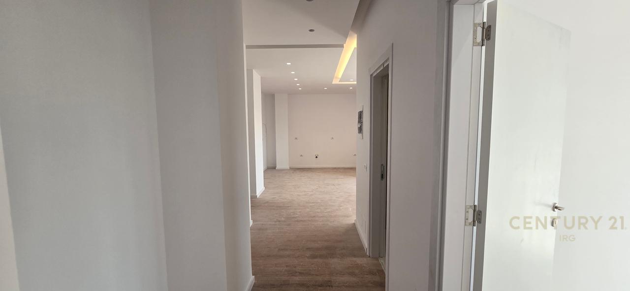 APARTAMENT 2+1+2 TE RRUGA E BARRIKADAVE!
