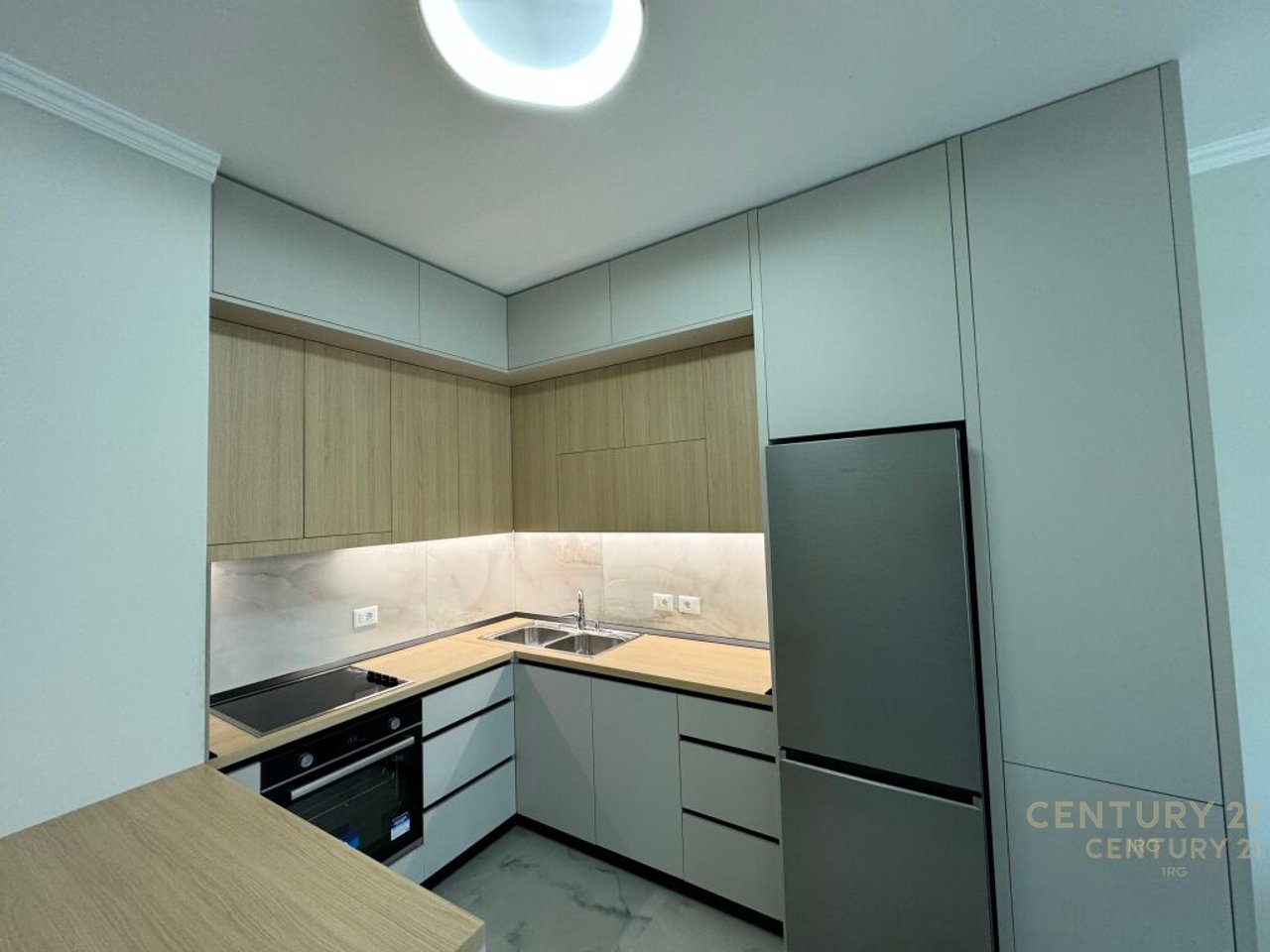 JEPET ME QIRA APARTAMENT 2+1+POST PARKIMI TEK KODRA E DIELLIT  !