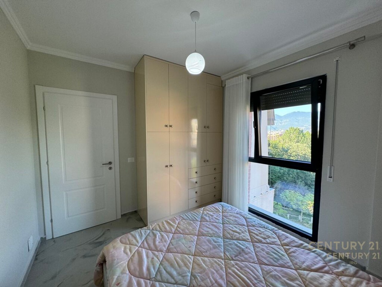 JEPET ME QIRA APARTAMENT 2+1+POST PARKIMI TEK KODRA E DIELLIT  !