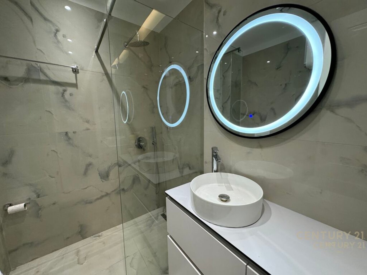 JEPET ME QIRA APARTAMENT 2+1+POST PARKIMI TEK KODRA E DIELLIT  !