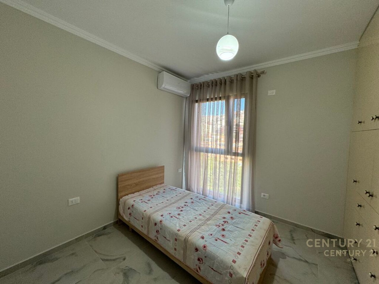 JEPET ME QIRA APARTAMENT 2+1+POST PARKIMI TEK KODRA E DIELLIT  !