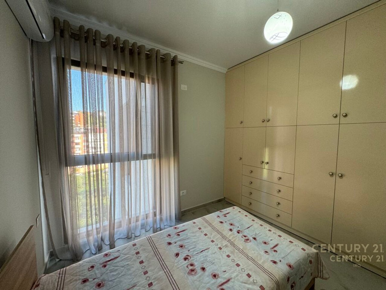 JEPET ME QIRA APARTAMENT 2+1+POST PARKIMI TEK KODRA E DIELLIT  !