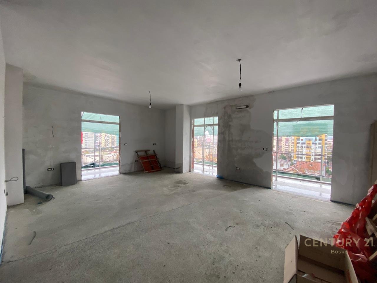 SHITET APARTAMENT 3+1+2 + VERANDE + PARKING PRANE HIPOTEKES!