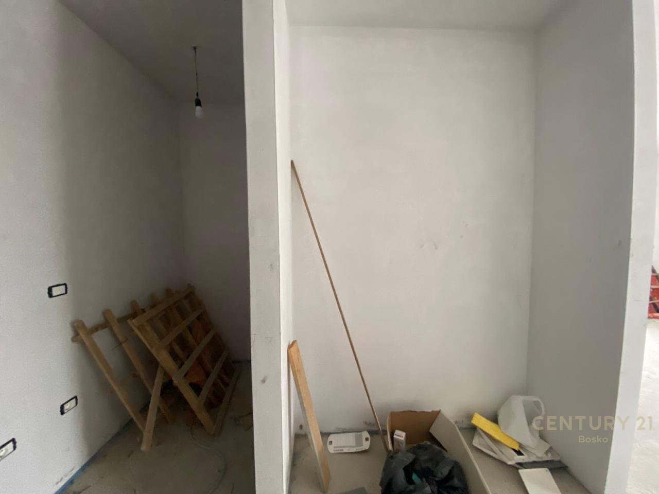 SHITET APARTAMENT 3+1+2 + VERANDE + PARKING PRANE HIPOTEKES!