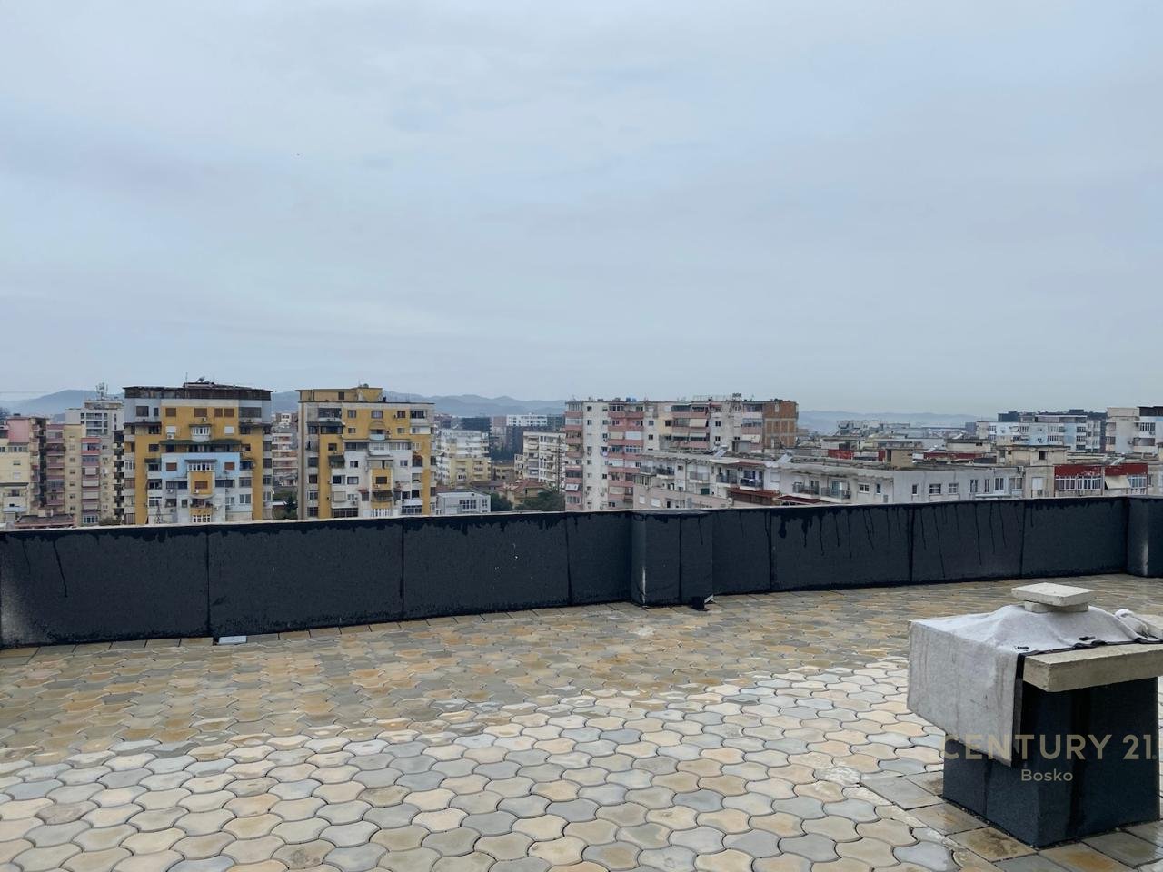 SHITET APARTAMENT 3+1+2 + VERANDE + PARKING PRANE HIPOTEKES!