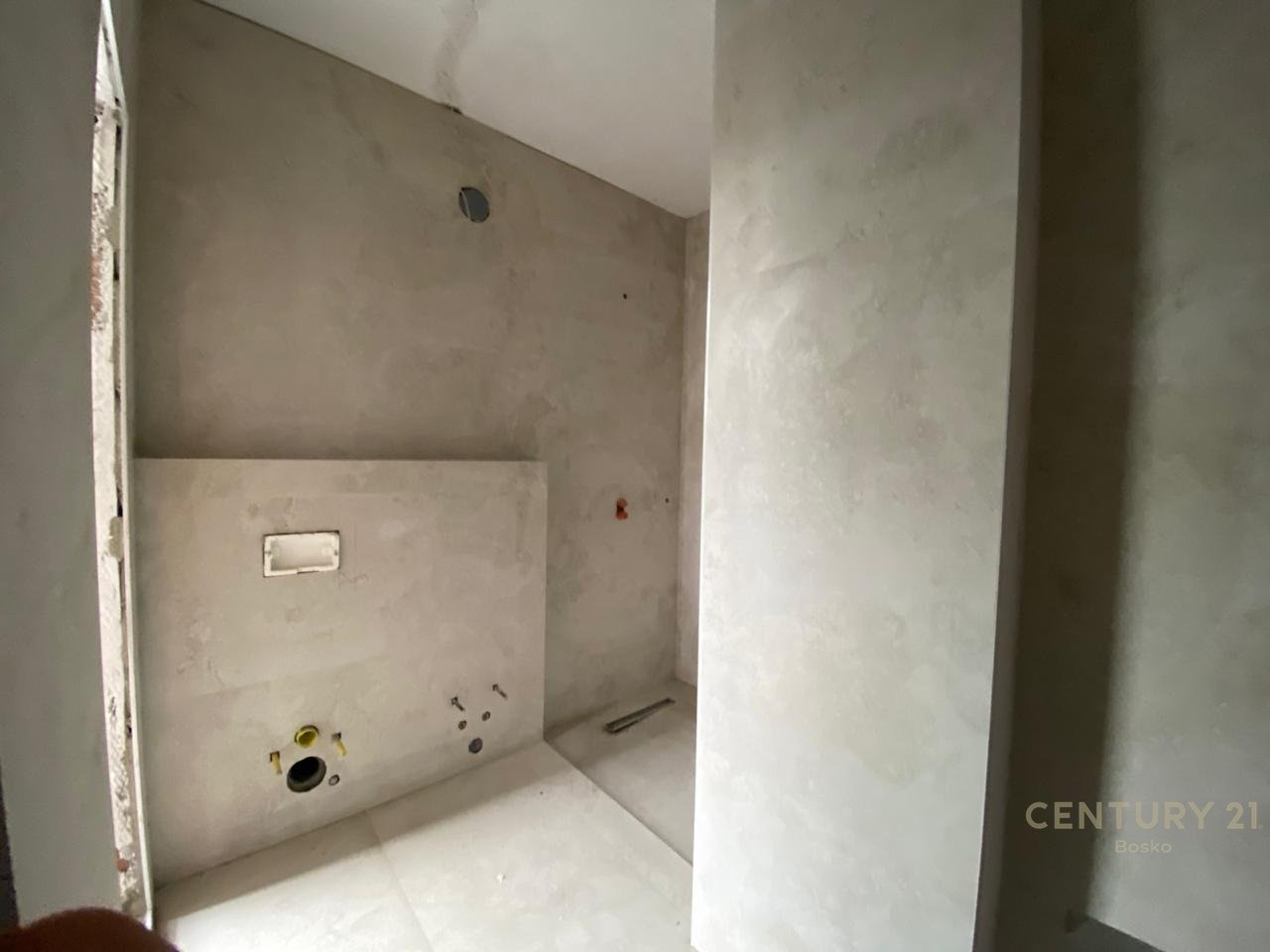 SHITET APARTAMENT 3+1+2 + VERANDE + PARKING PRANE HIPOTEKES!