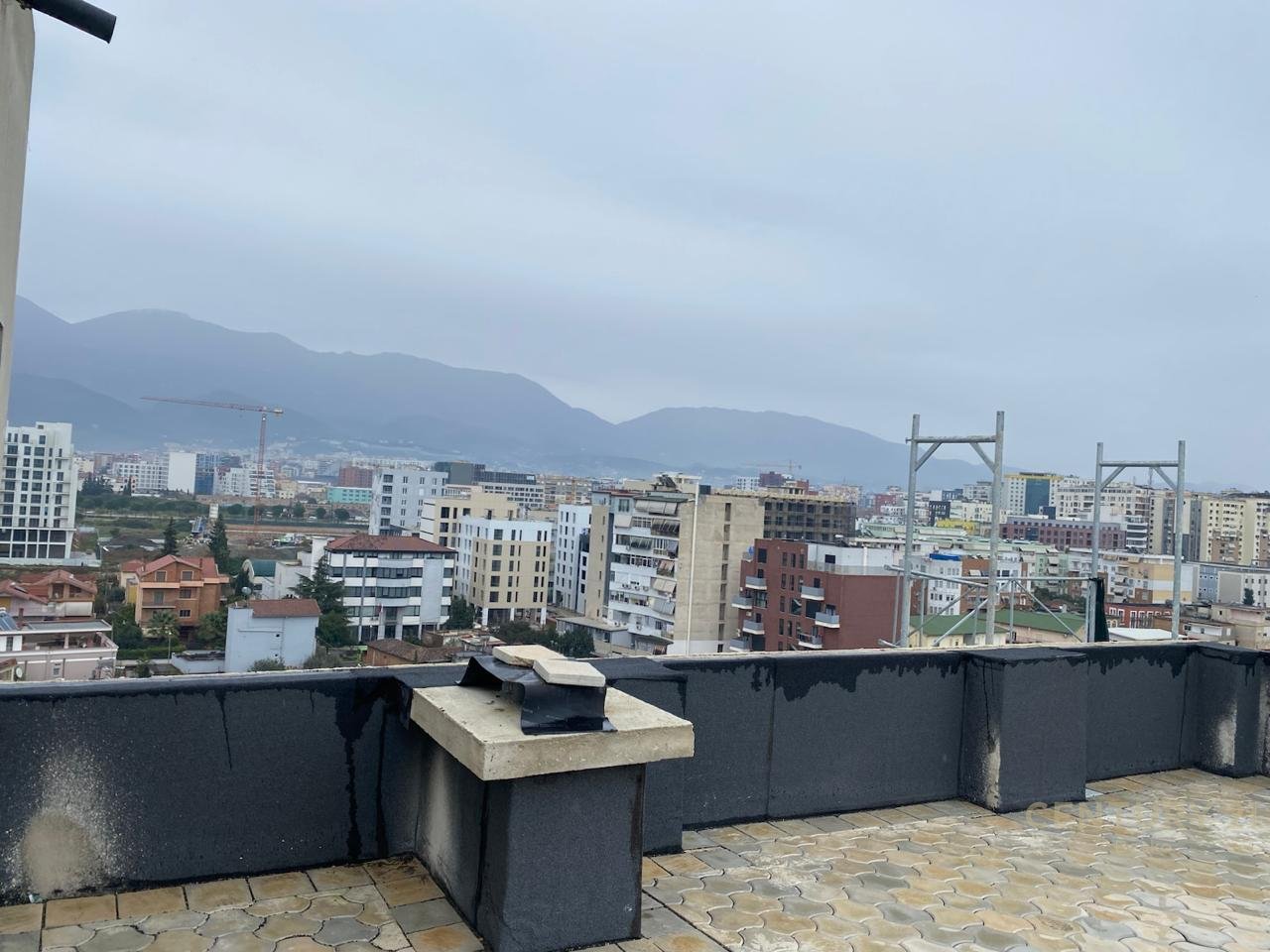 SHITET APARTAMENT 3+1+2 + VERANDE + PARKING PRANE HIPOTEKES!