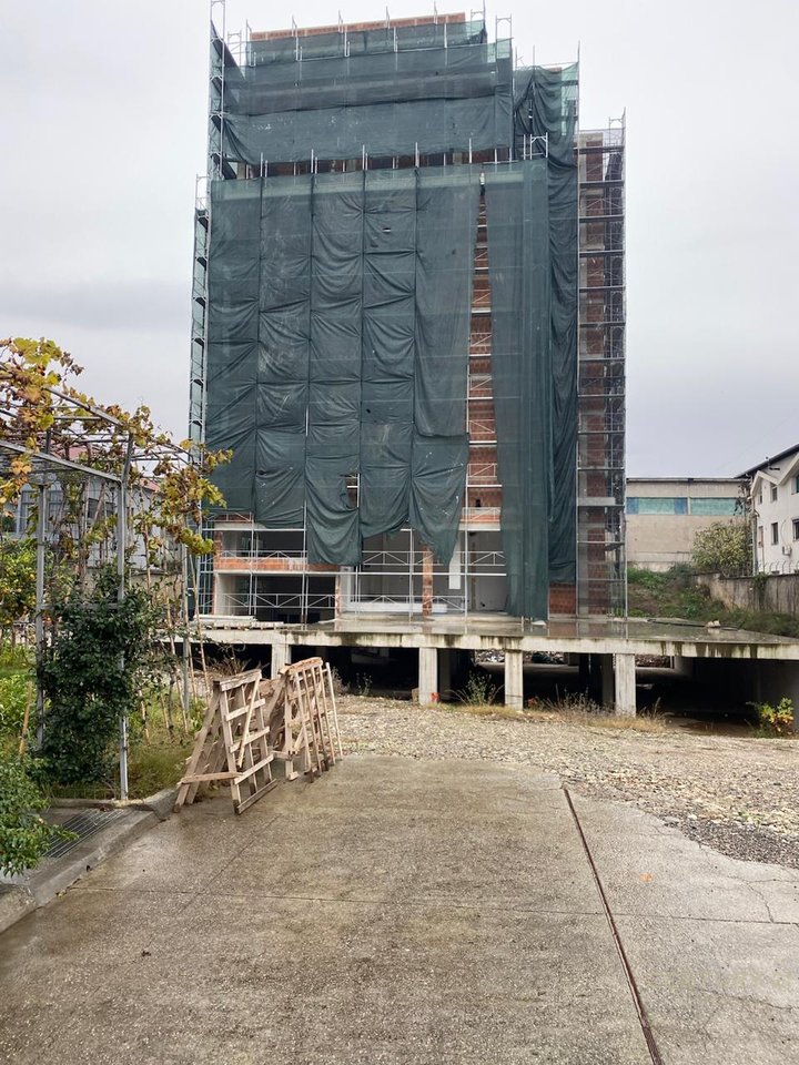 SHITET APARTAMENT 3+1+2 + VERANDE + PARKING PRANE HIPOTEKES!