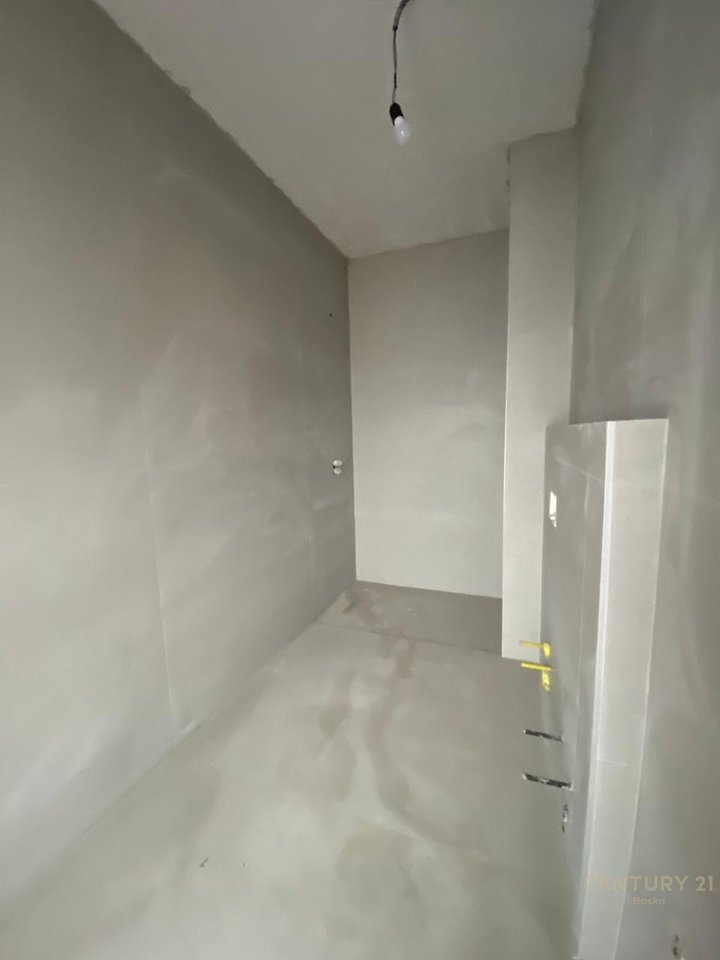 SHITET APARTAMENT 3+1+2 + VERANDE + PARKING PRANE HIPOTEKES!