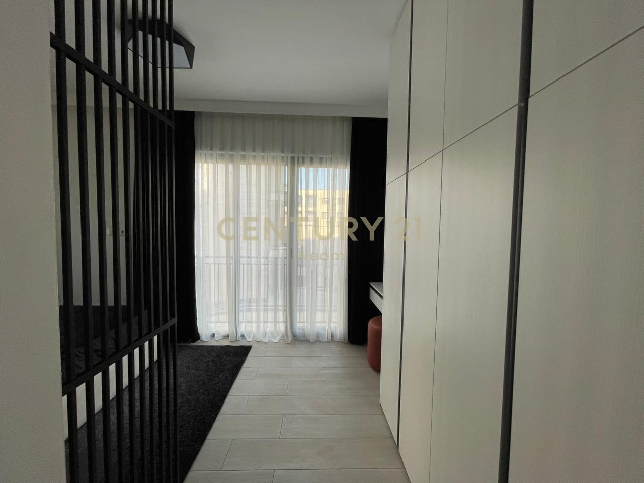 Qira, Apartament modern 2+1 Liqeni i Thate me pamje te lire!