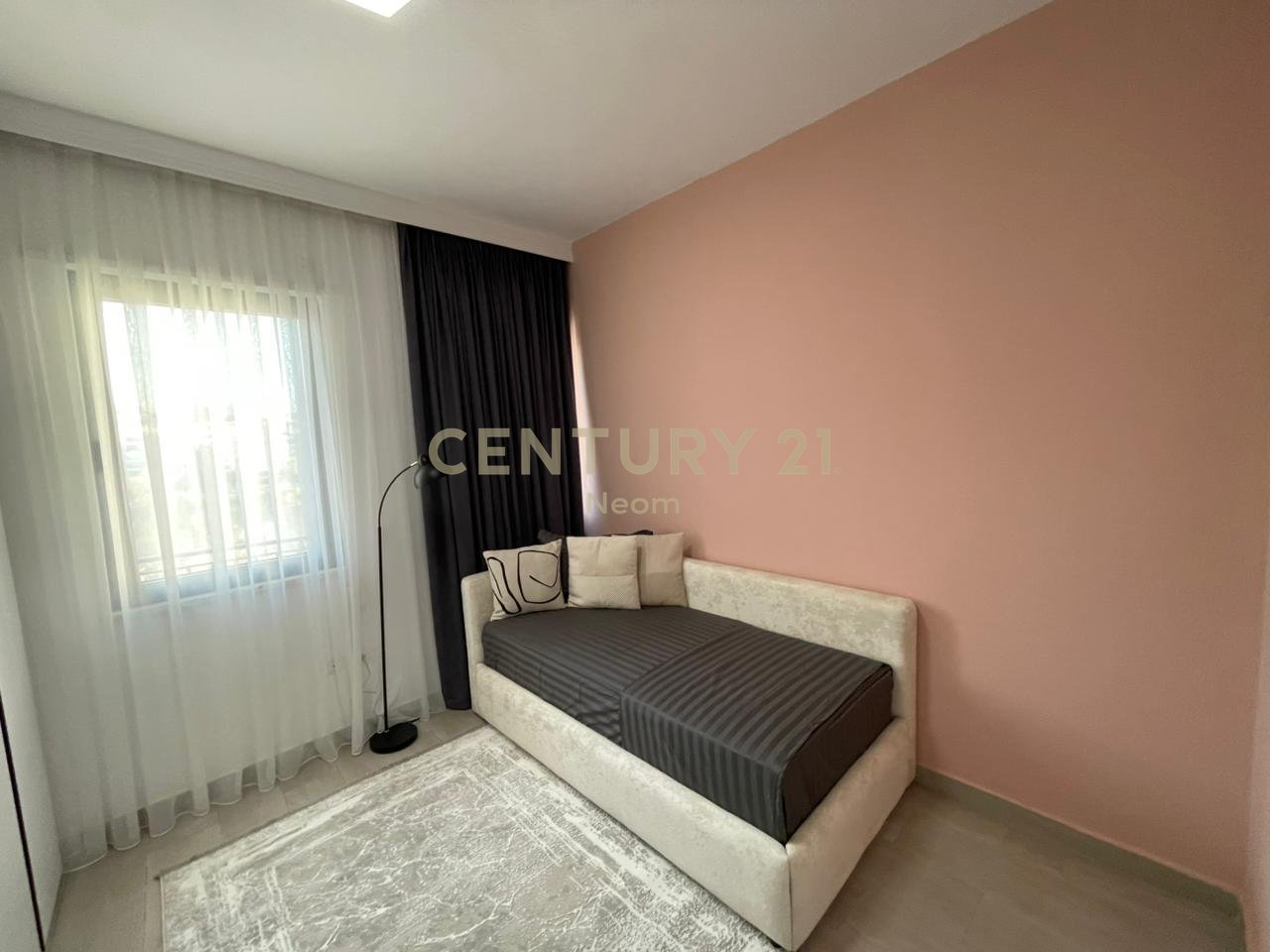 Qira, Apartament modern 2+1 Liqeni i Thate me pamje te lire!
