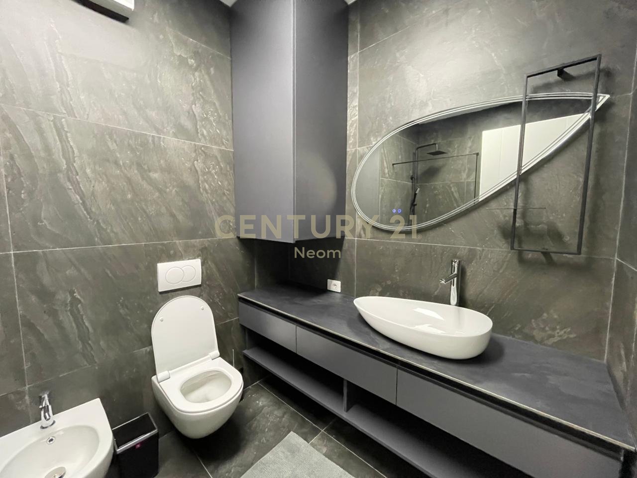 Qira, Apartament modern 2+1 Liqeni i Thate me pamje te lire!