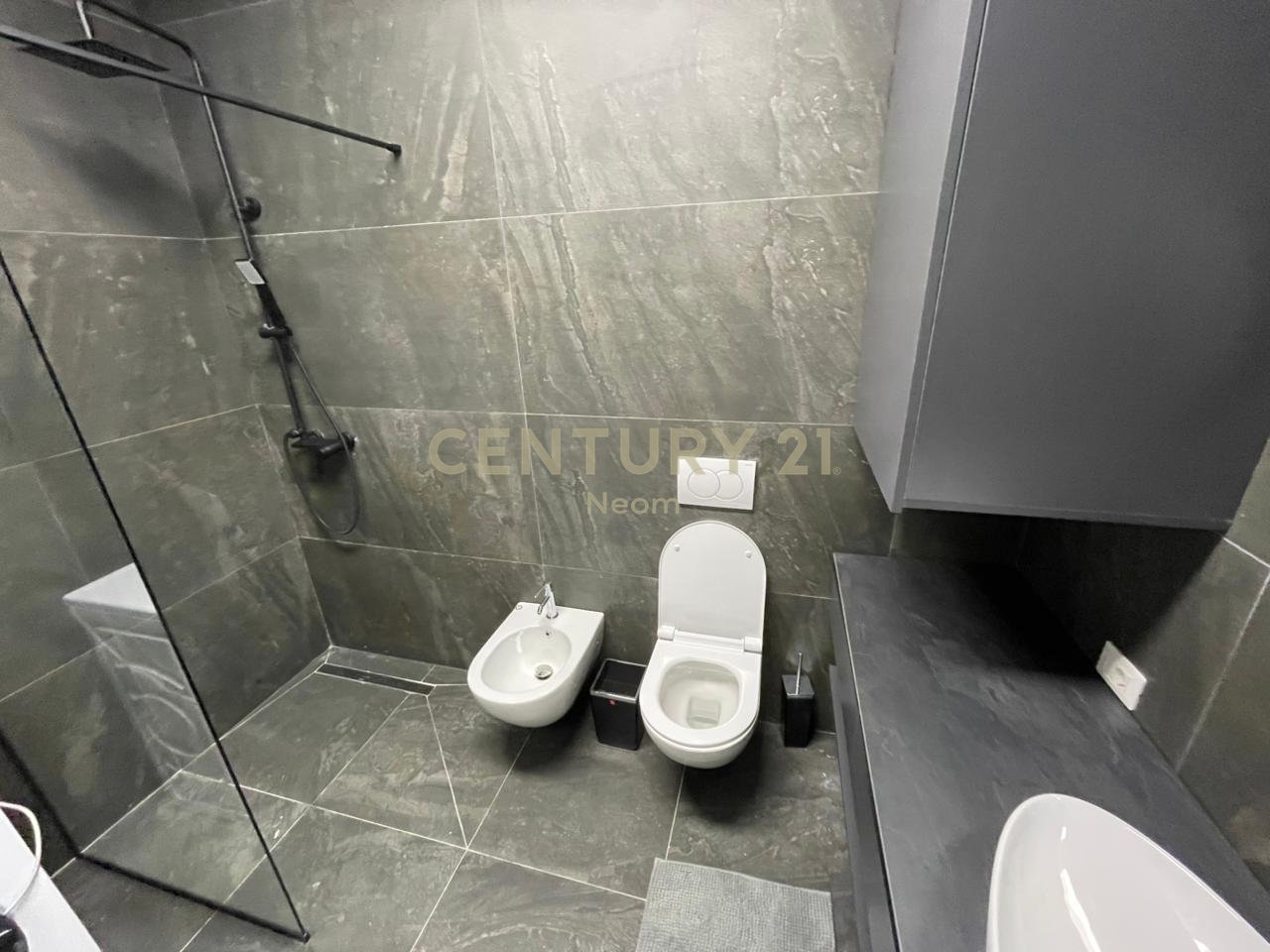 Qira, Apartament modern 2+1 Liqeni i Thate me pamje te lire!