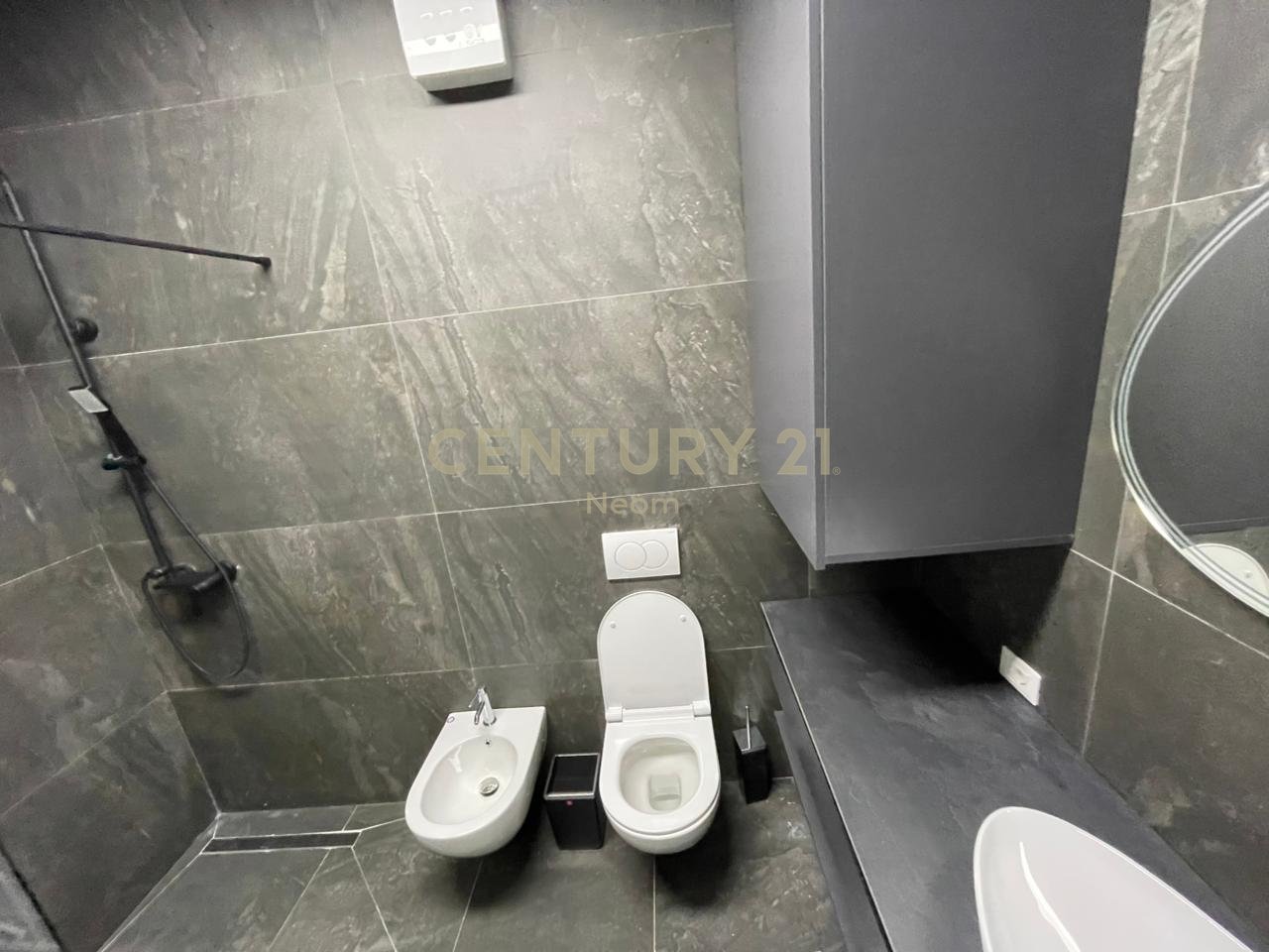 Qira, Apartament modern 2+1 Liqeni i Thate me pamje te lire!