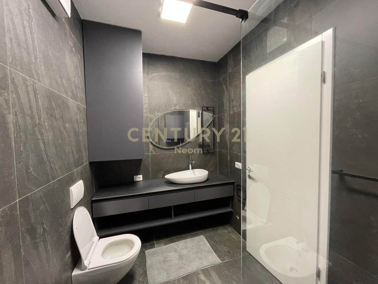 Qira, Apartament modern 2+1 Liqeni i Thate me pamje te lire!