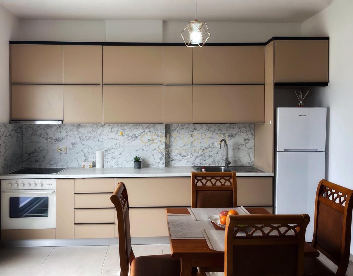 APARTAMENT 2+1 ME QIRA, ME VERANDË DHE PAMJE NGA LIQENI I THATË