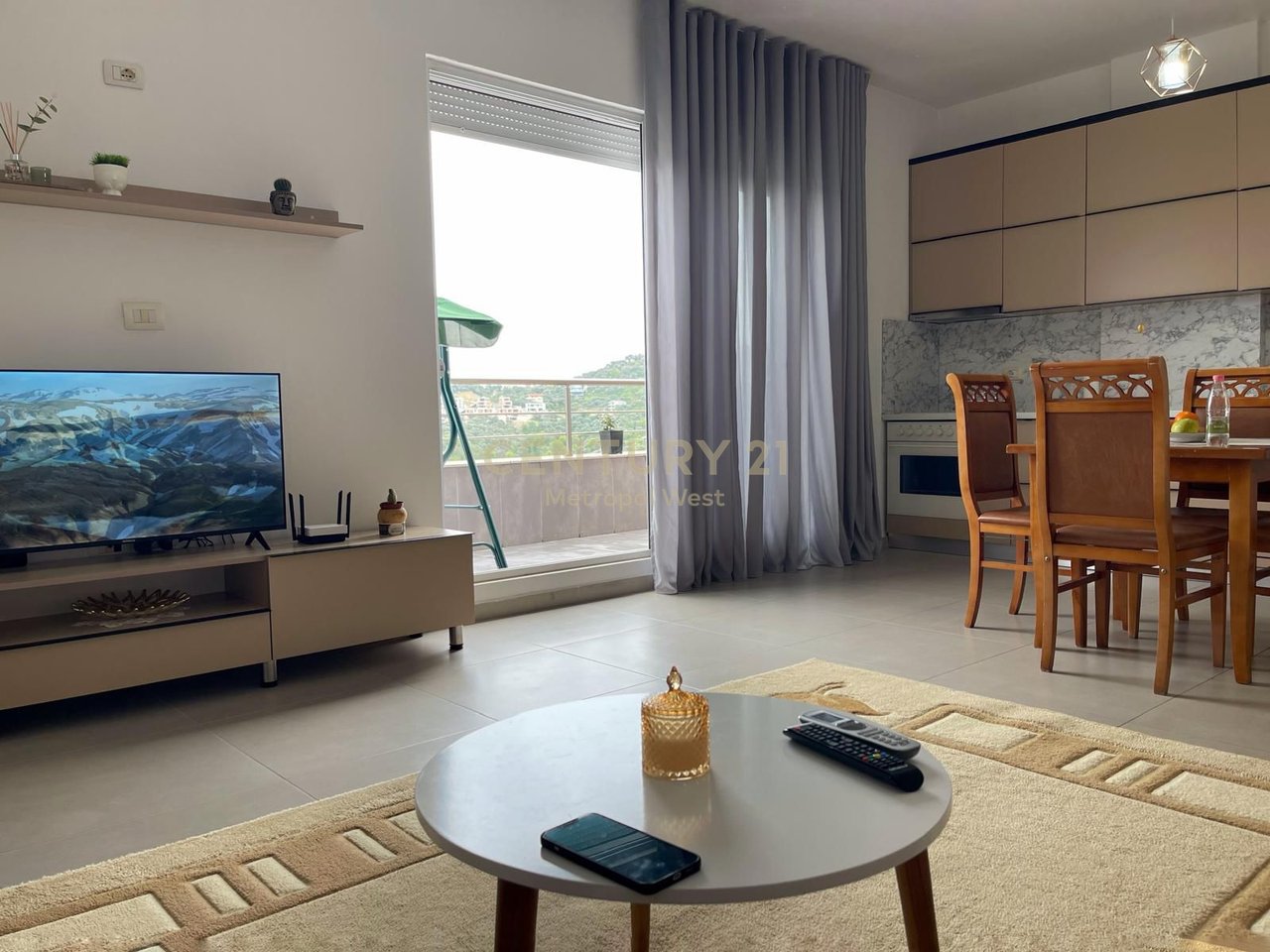 APARTAMENT 2+1 ME QIRA, ME VERANDË DHE PAMJE NGA LIQENI I THATË