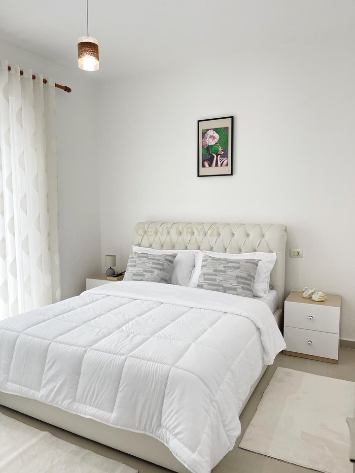 APARTAMENT 2+1 ME QIRA, ME VERANDË DHE PAMJE NGA LIQENI I THATË