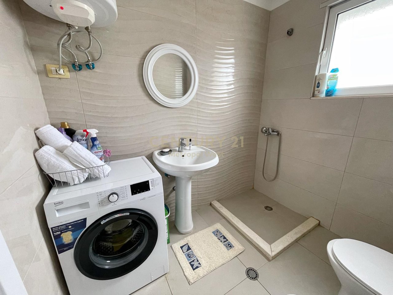 APARTAMENT 2+1 ME QIRA, ME VERANDË DHE PAMJE NGA LIQENI I THATË