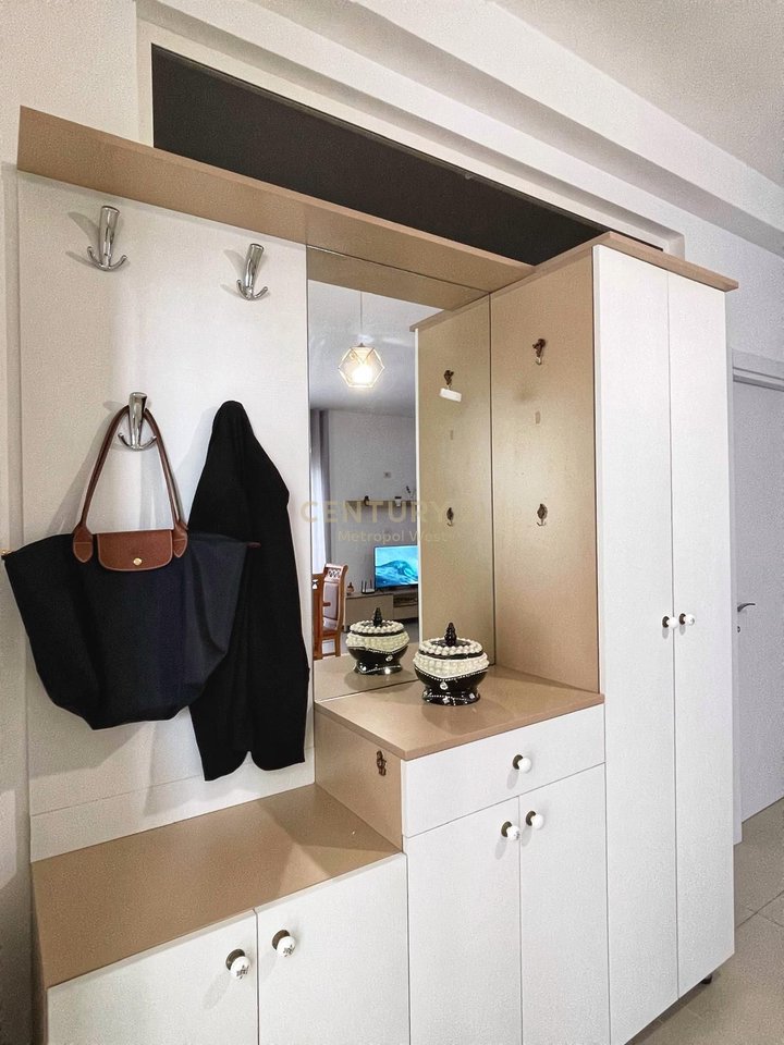 APARTAMENT 2+1 ME QIRA, ME VERANDË DHE PAMJE NGA LIQENI I THATË