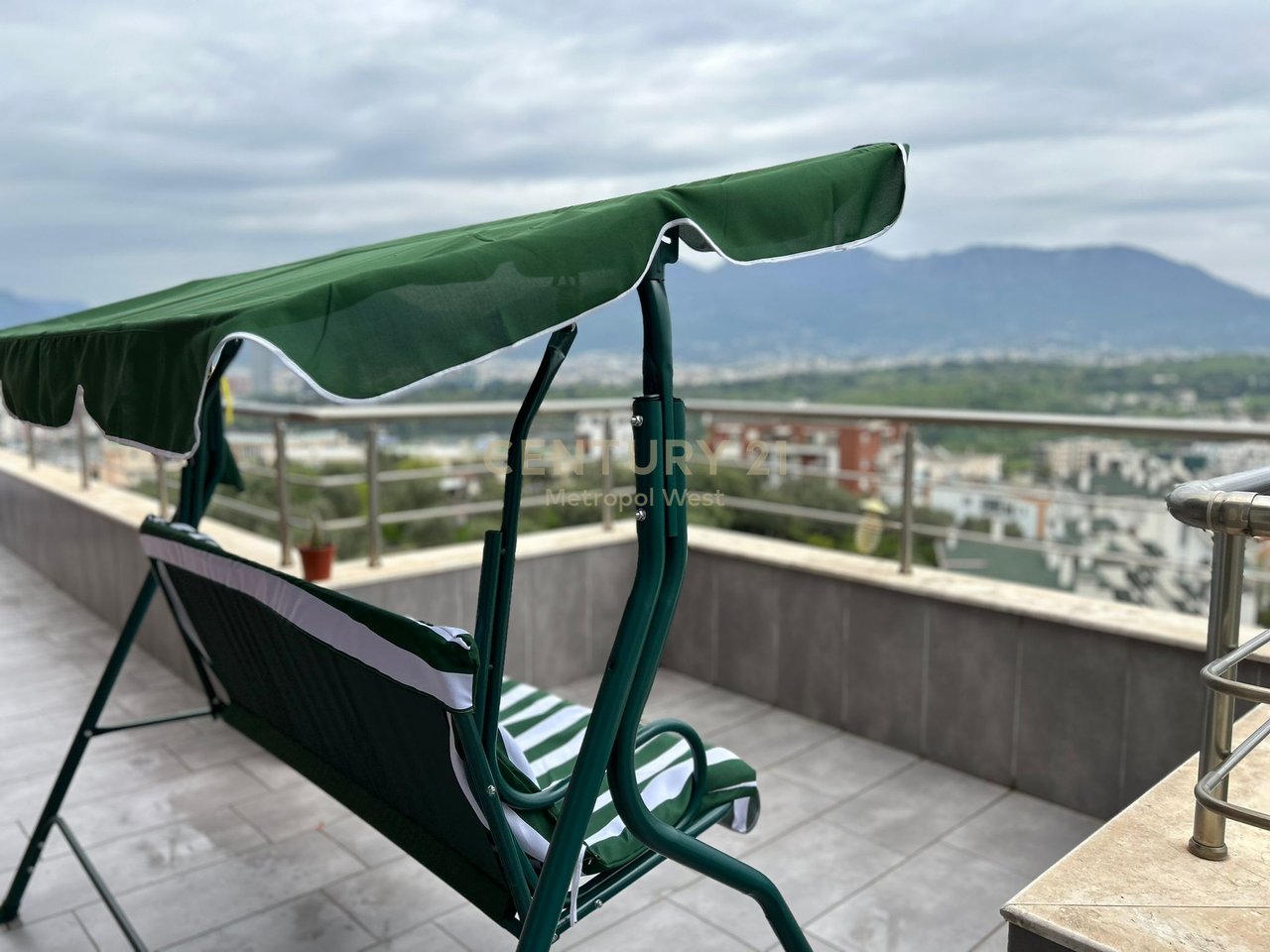 APARTAMENT 2+1 ME QIRA, ME VERANDË DHE PAMJE NGA LIQENI I THATË