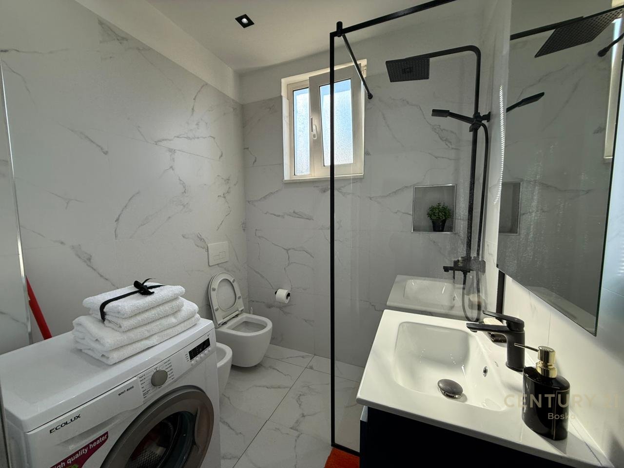 SHITET SUPER APARTAMENT 1+1 TE 21 DHJETORI!!