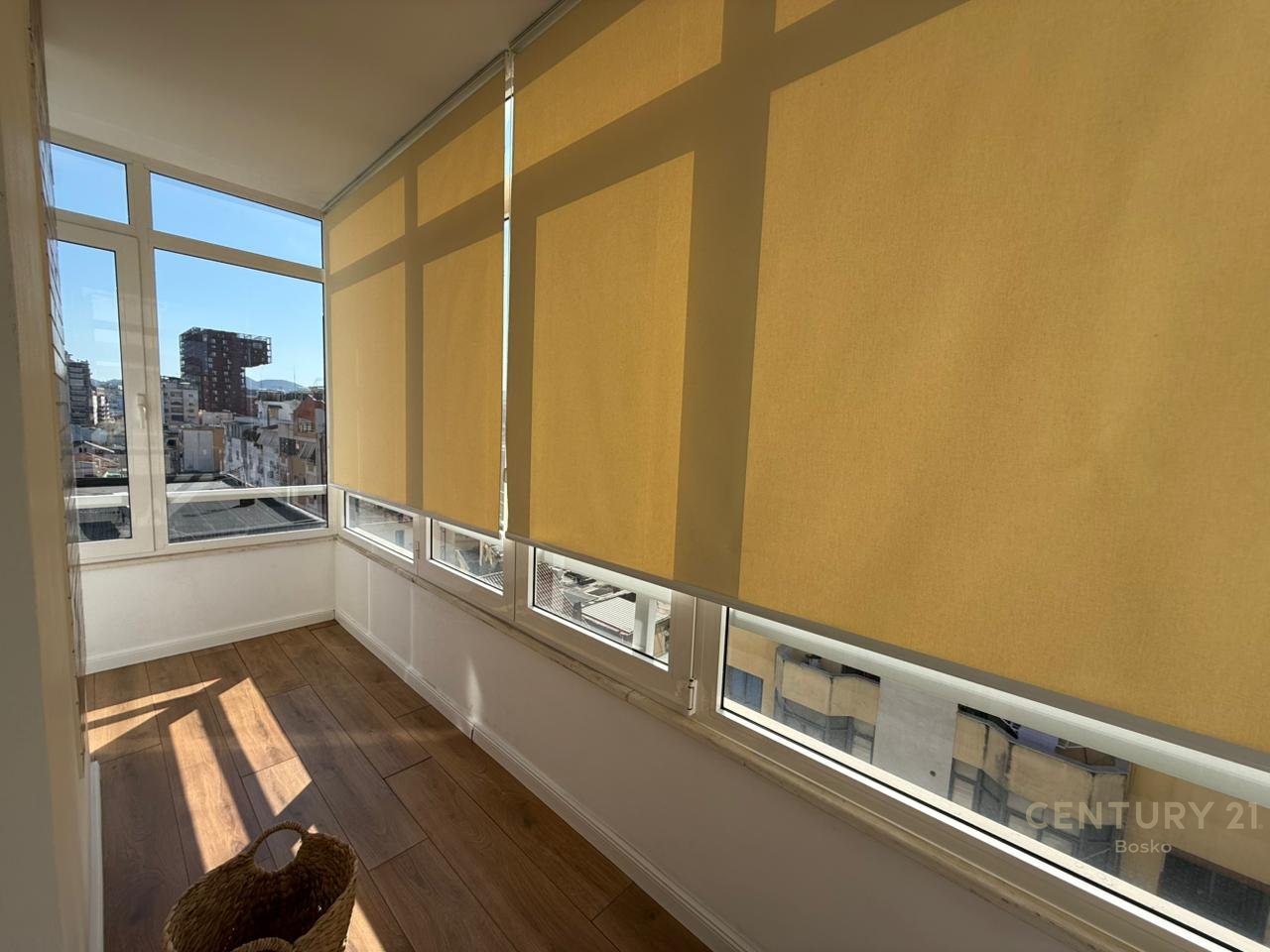 SHITET SUPER APARTAMENT 1+1 TE 21 DHJETORI!!