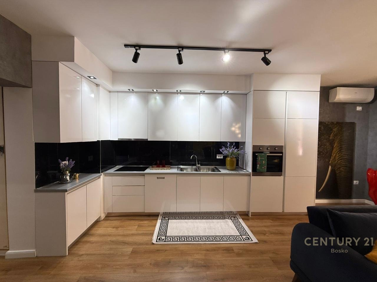 SHITET SUPER APARTAMENT 1+1 TE 21 DHJETORI!!