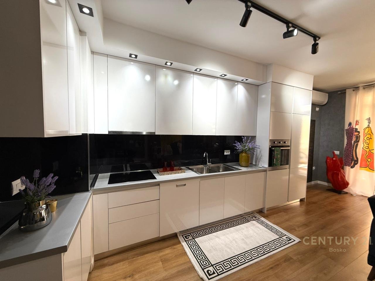 SHITET SUPER APARTAMENT 1+1 TE 21 DHJETORI!!